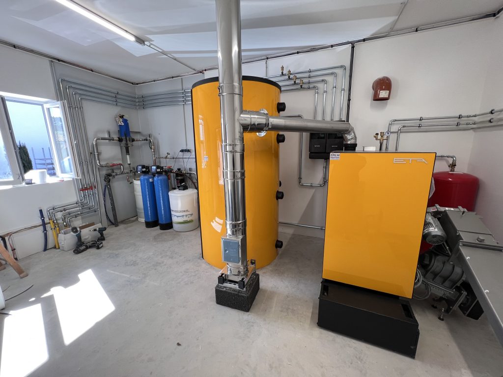 Biomasseheizung Hackgutkessel Eta für eine Gärtnerei in Landshut geplant und Installation durch Heim Gebäudetechnik